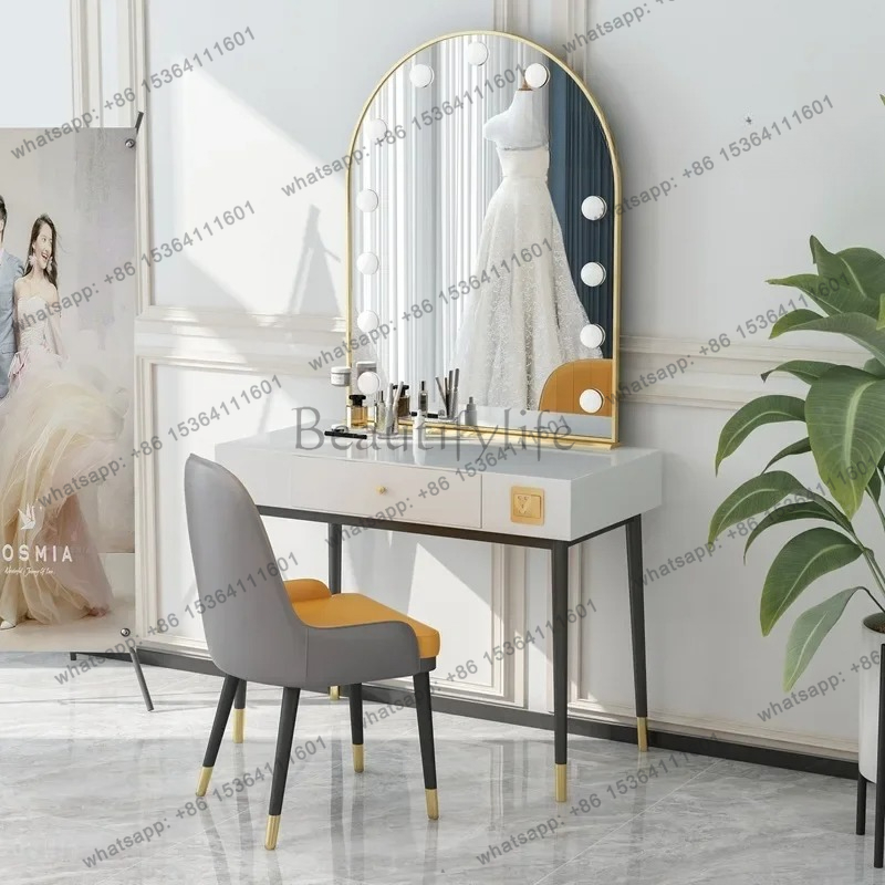 Mesa de maquiagem com espelho  - Beauty And Makeup Studio avaliação e preço